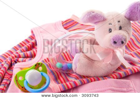 Babys Kleidung und Spielzeug