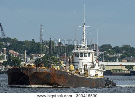 New Bedford, Massachusetts, Usa - July 2, 2019: Tug Thuban Pushing Fuel Barge Meropa 900 On Acushnet