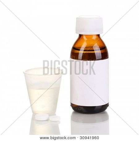 Bottiglia medica e jigger isolata on white