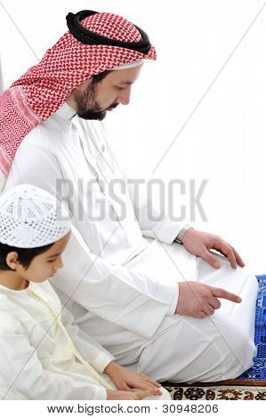 Árabe padre e hijo orar juntos