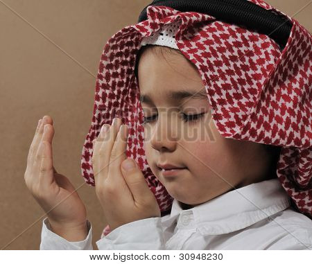 Arabisk Kid bede Doa