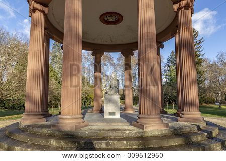 Kurpark With Scenic Old Elisabethen Fountain In Bad Homburg