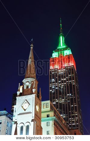 NEW YORK CITY, NY - DEC-30: Empire State Building und die Kirche am 30. Dezember 2011 in New York City. 