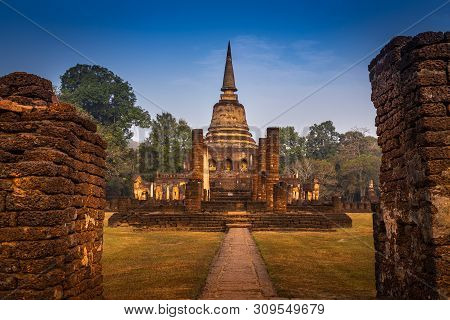 Wat Chang Lom At Si Satchanalai Historical Park,sukhothai Province,thailand,world Heritage