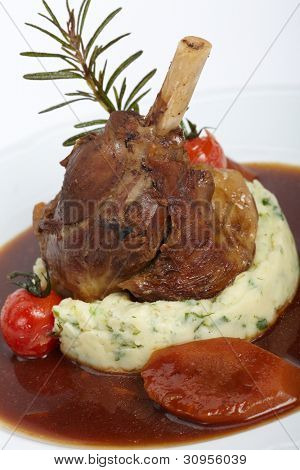 Codillo asado de cerdo con salsa