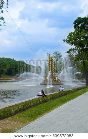Moscow, Russia - June 8, 2019: Kolos Fountain (spike) In A Large Pond On The Background Of Beautiful