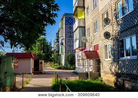 Ermolino, Russia - August 2018: Rusinovo Street In The Town Of Ermolino, A View Of Residential Apart