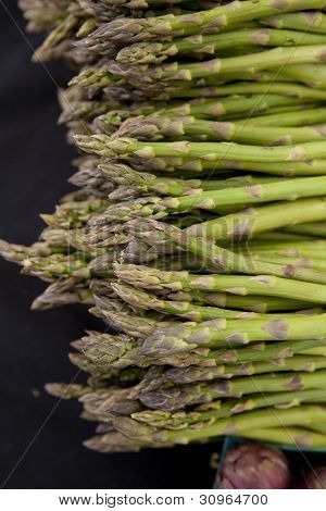 frisch geerntete Bio Spargel spears mit lila Artischocken