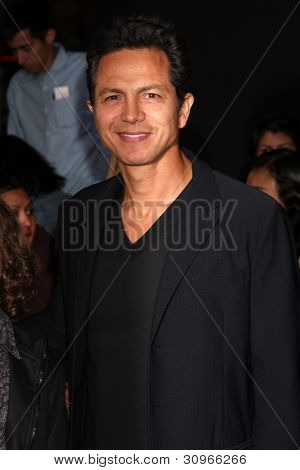 LOS ANGELES - 12 de MAR: Benjamin Bratt chega na estréia no Teatro Nokia em 