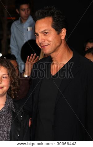 LOS ANGELES - 12 de MAR: Benjamin Bratt chega na estréia no Teatro Nokia em 