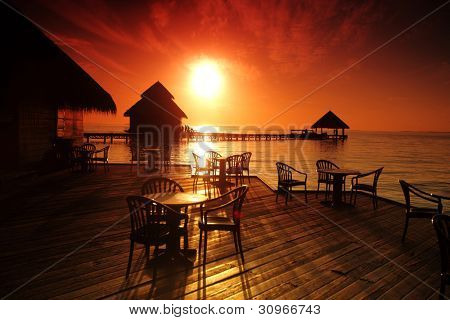 Tropical café på solnedgangen