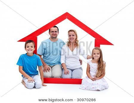 Jonge gezin met twee kinderen in hun huis concept
