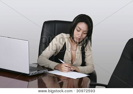 Barna lány Office pultnál dolgozó
