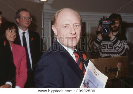 Londres - el 24 de mayo: Rt.Hon. Neil Kinnock, líder del partido laborista, posa para fotografías en una prensa 