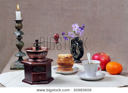 Stillleben mit einer manuellen KaffeemÃ¼hle