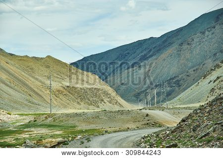 Gorge Holoyn Havzal, Bajan Olgij, Mongolia Landscape