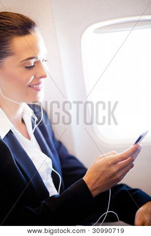güzel işkadını uçak müzik dinleme