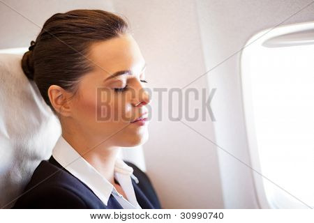 비행기에서 휴식 하는 젊은 아름 다운 실업