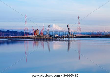 Mt.ranier และพอร์ตนเทิลทาโคมาเครนและสะพาน