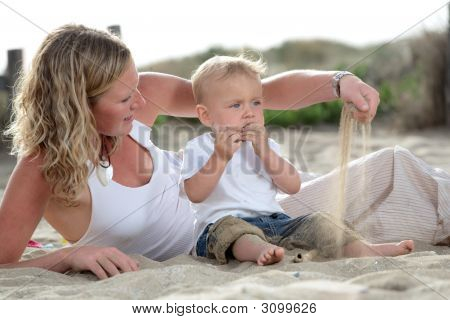 Unge smukke mor leger med hendes Baby søn
