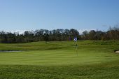 Golf-Loch mit Fahne