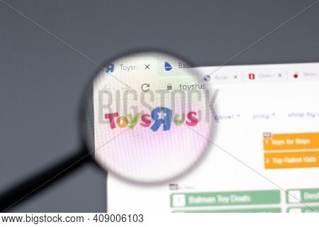 New York, Usa - 15 February 2021: Toysrus Website In Browser With Company Logo, Illustrative Editori