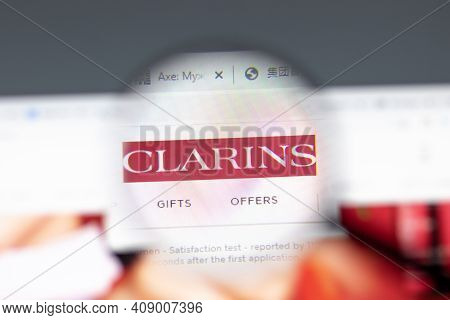 New York, Usa - 15 February 2021: Clarins Website In Browser With Company Logo, Illustrative Editori