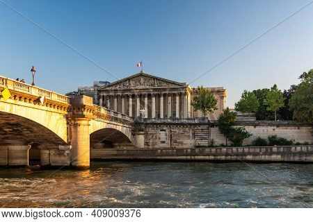 Paris, France - August 29, 2019 : People Walking On The Pont De La Concorde Bridge Nearthe  Assemble
