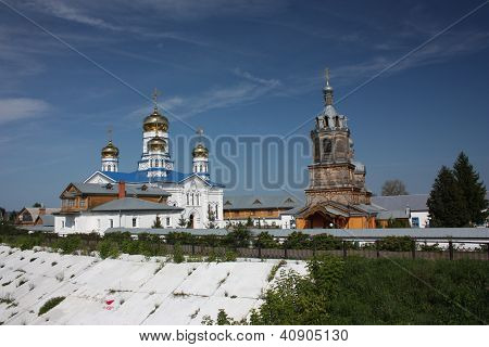 Tsivilsk. Tihvinän Bogoroditsky monastery Dome.