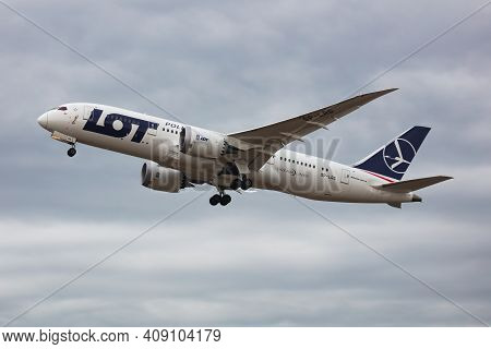Budapest, Hungary - September 28, 2020: Lot Polish Airlines Boeing 787-8 Dreamliner Sp-lrg Passenger