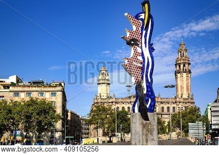 Spain, Barcelona, September, 2020 - Cityscape View On Barcelona Central Post Office And Head Sculptu