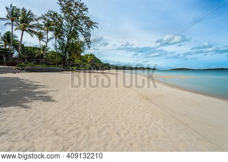 White Sand Beach Chaweng Beach, Koh Samui, Thailand. After Covid Had No Tourists Make The Sea Comple