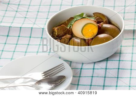 Söt gryta ägg och fläsk