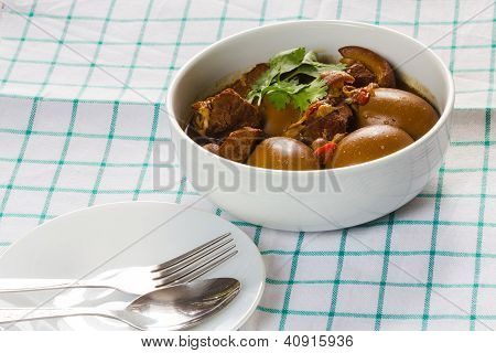 Söt gryta ägg och fläsk