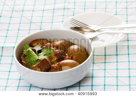 Söt gryta ägg och fläsk