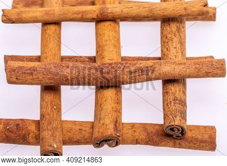 Cinnamon Sticks, Classic Spice From The Inner Bark Of Tropical Asian Trees, Flavorful And Aromatic F