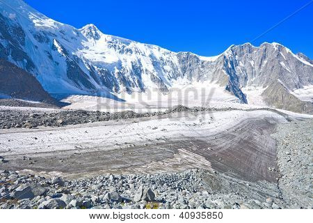 Berglandschap met gletsjer en stenen Screes