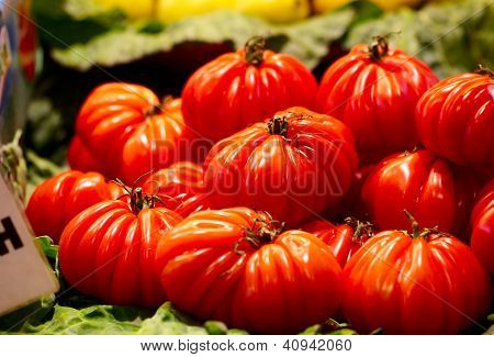 Pomodori rossi al mercato.