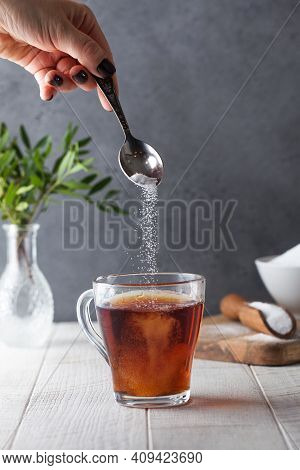 In A Cup Of Tea, Pour A Sugar Substitute From A Teaspoon. Stevia, Erythritol.