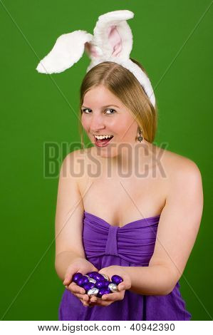 ยิ้มสาวที่ มีไข่อีสเตอร์ในมือ