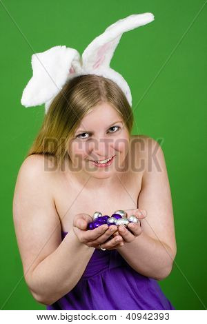 สาวที่ มีไข่อีสเตอร์ในมือ