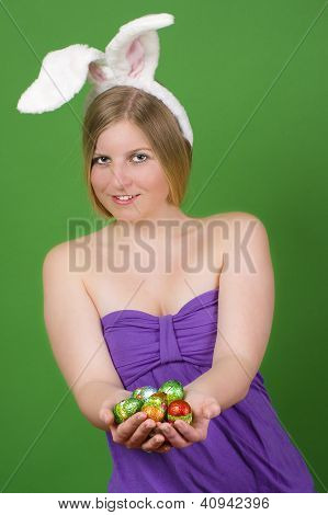 สาวที่ มีไข่อีสเตอร์ในมือ