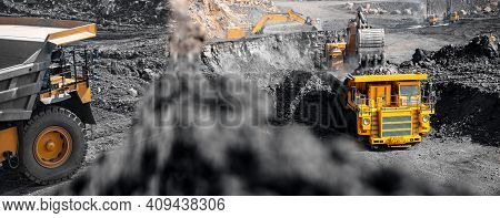 Banner Open Pit Mine Industry, Big Yellow Mining Truck For Coal Anthracit