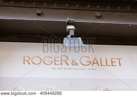 Bordeaux , Aquitaine France - 02 20 2021 : Roger And Gallet Logo Brand And Text Sign Front Of Shop F