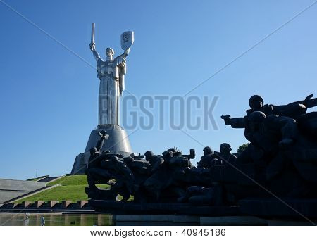 Мать статуя Родины в Киеве