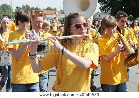 BROKEN ARROW, OK-maj 14: Hundratals oidentifierade skolbarn från den brutna pilen skolan distr