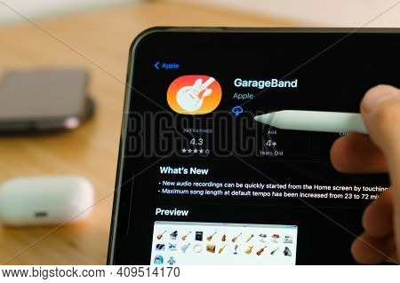 Garageband Logo Shown By Apple Pencil On The Ipad Pro Tablet Screen. Man Using Application On The Ta