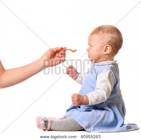 bez chuti. žena je krmit své dítě s lžičkou
