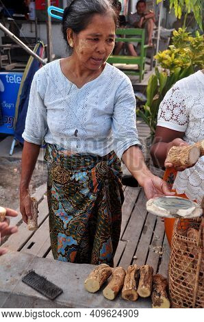 Burmese Woman Vendor Sale Thanakha Wood Food For Burma People And Foreign Travelers Walking Select A