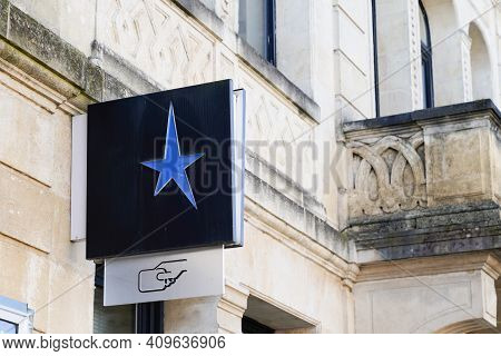 Bordeaux , Aquitaine France - 02 20 2021 : Banque Courtois Logo Star Blue Sign And Text On Agency Ma